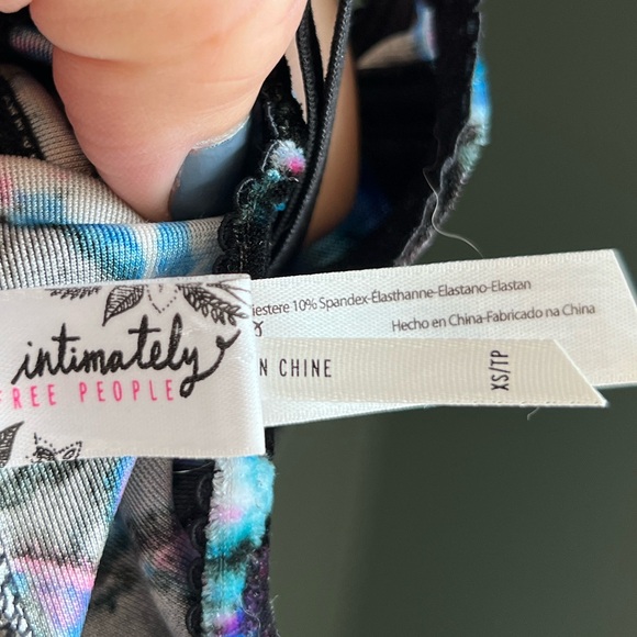 Abstract Velvet Crop Top. - Picture 2 of 3